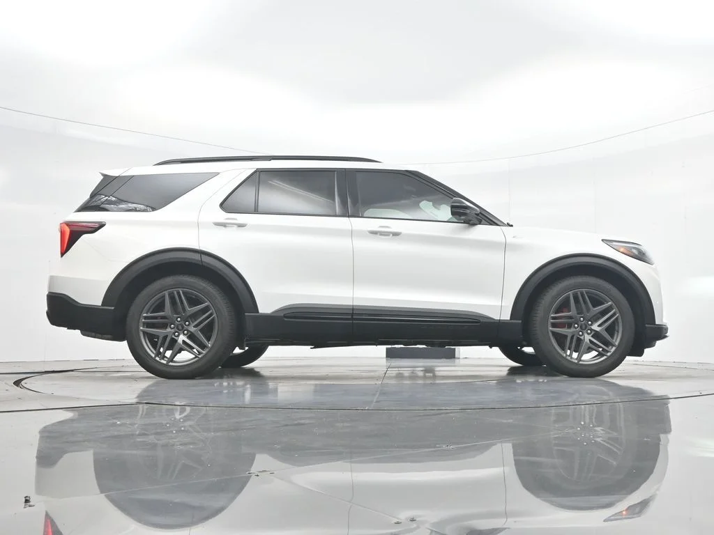 New 2026 Star White Metallic Tri-Coat Ford ST-Line image 37