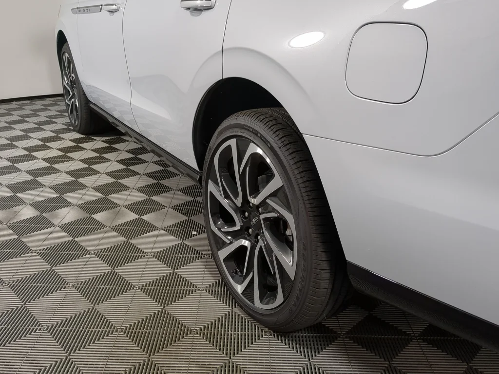 New 2026 Crystal White Metallic Clearcoat Lincoln Reserve image 12