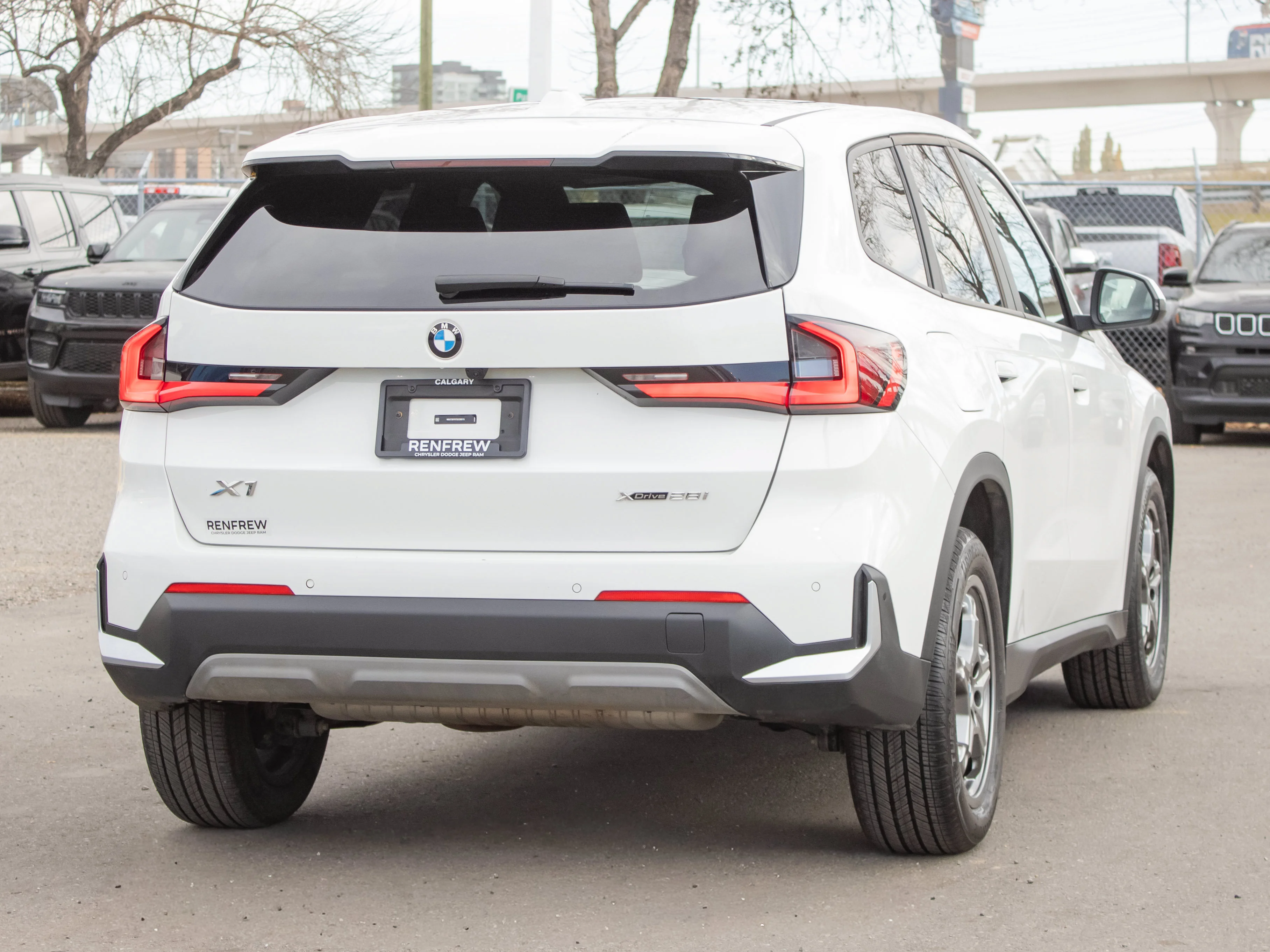 Used 2025 White BMW xDrive28i* AWD, Heated Seats, Panoramic Roof, Backup Camera, Wireless Charging Pad image 16