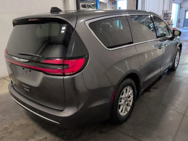 Used 2023  Chrysler Touring L image 4