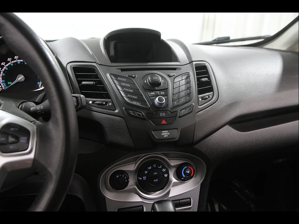 Used 2015 Magnetic Ford SE image 8