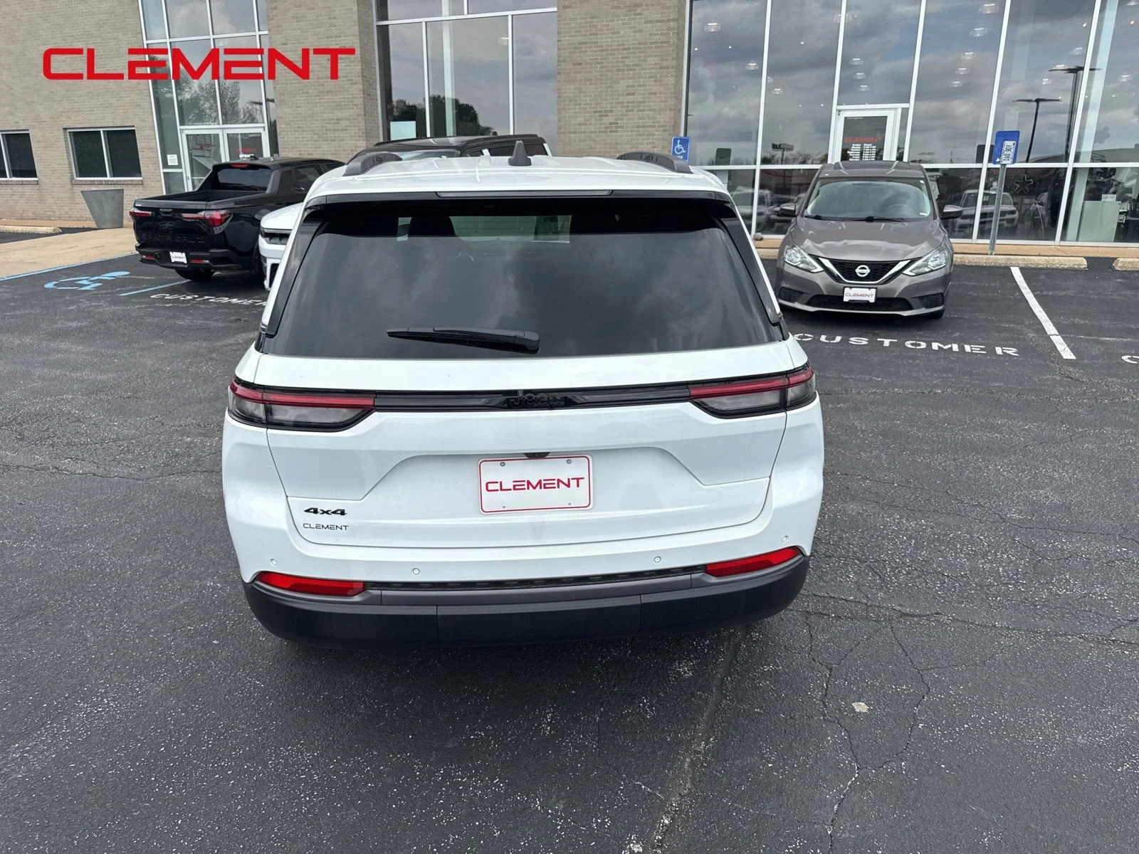 New 2026 Bright White Clear-Coat Exterior Paint Jeep Altitude image 7