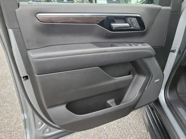 2025 Chevrolet Suburban Premier - Photo 26