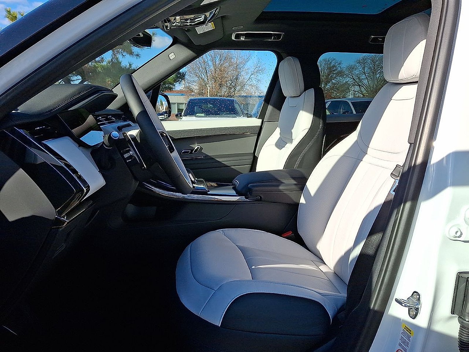 New 2025 Fuji White - 1AA Land Rover Dynamic SE image 20