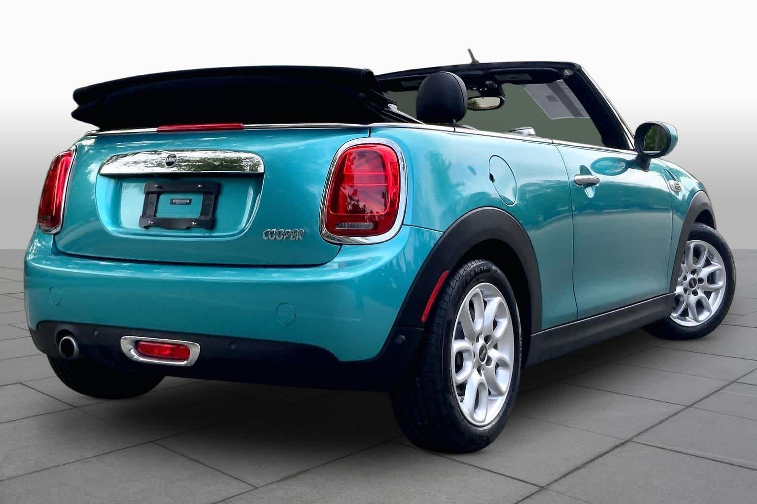 Used 2020 Caribbean Aqua Metallic MINI Cooper image 12