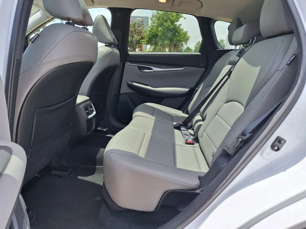 Used 2023 White INFINITI LUXE image 11