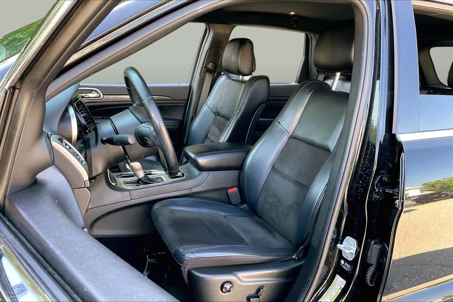 Used 2021 Diamond Black Crystal Pearlcoat Jeep Laredo X image 7