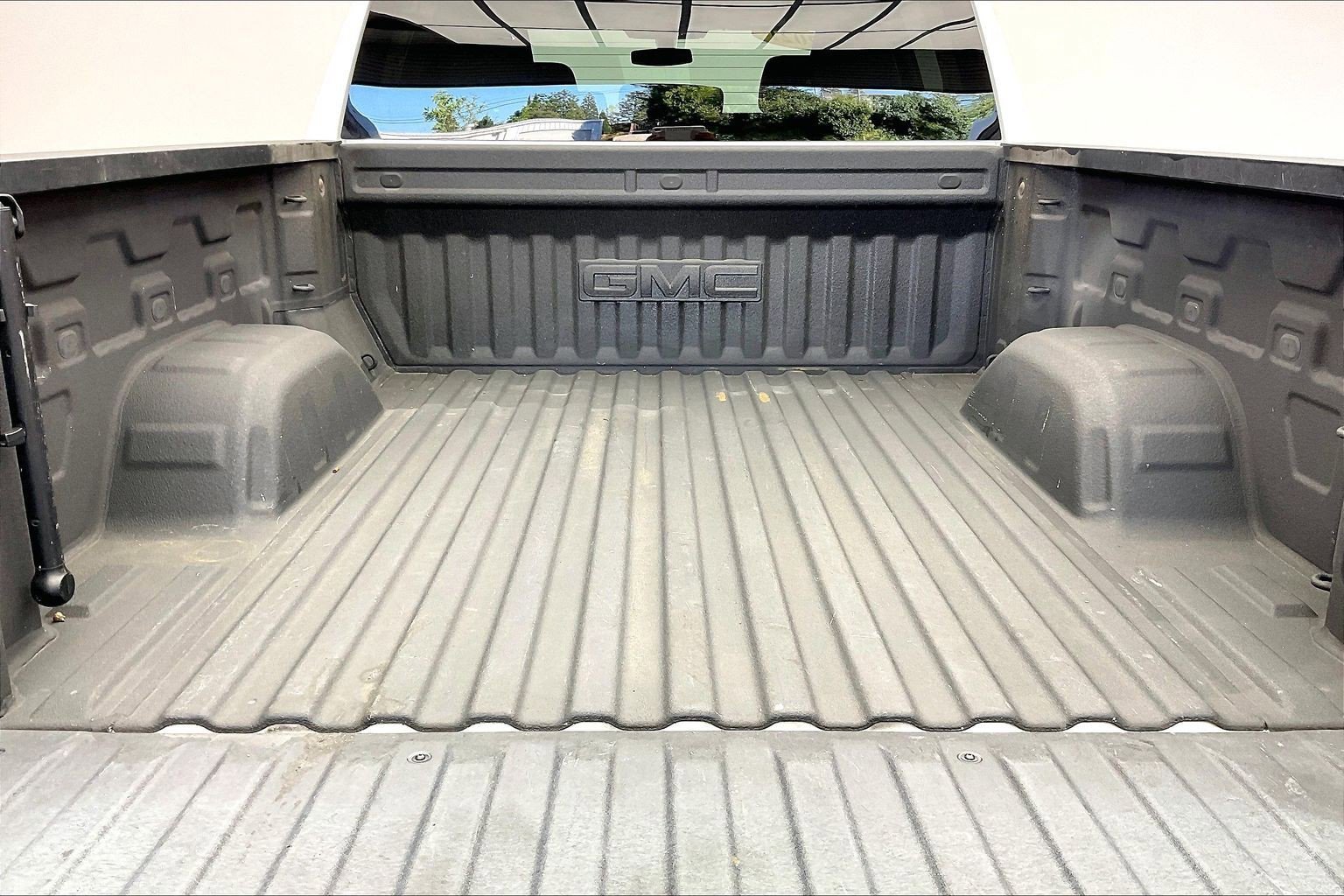 Used 2021 Summit White GMC Elevation image 27