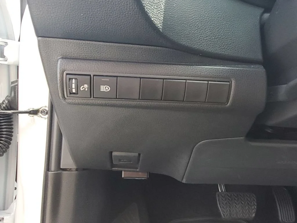 Used 2025 White Toyota LE image 17