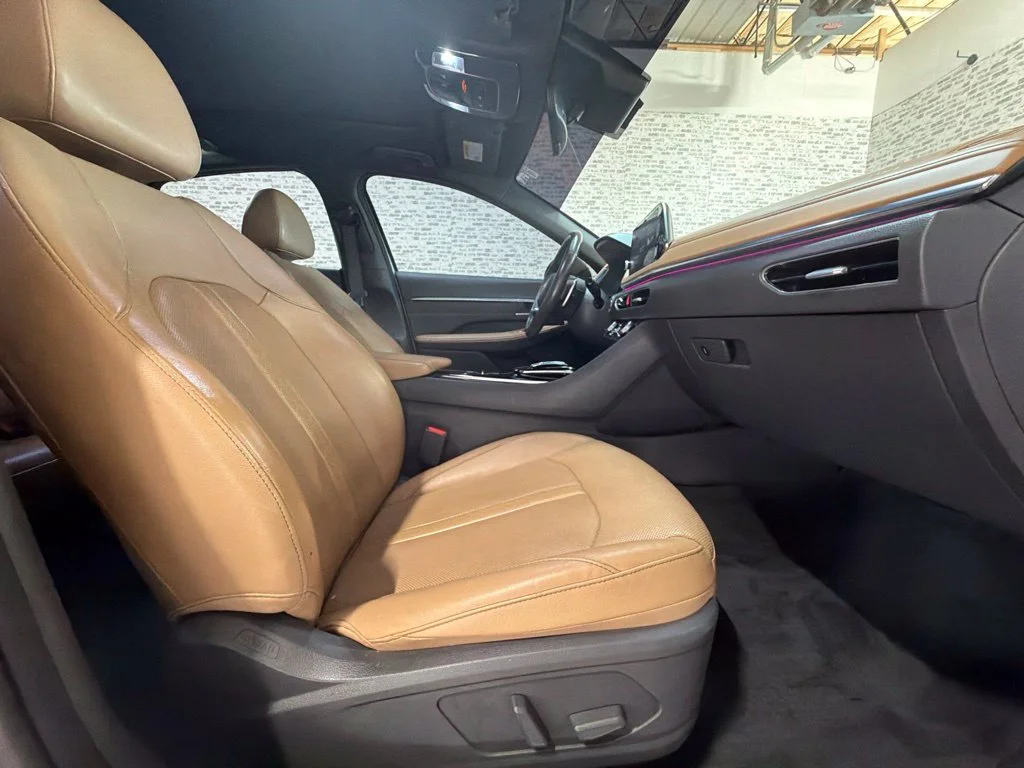 Used 2020 Quartz White Hyundai Limited image 11
