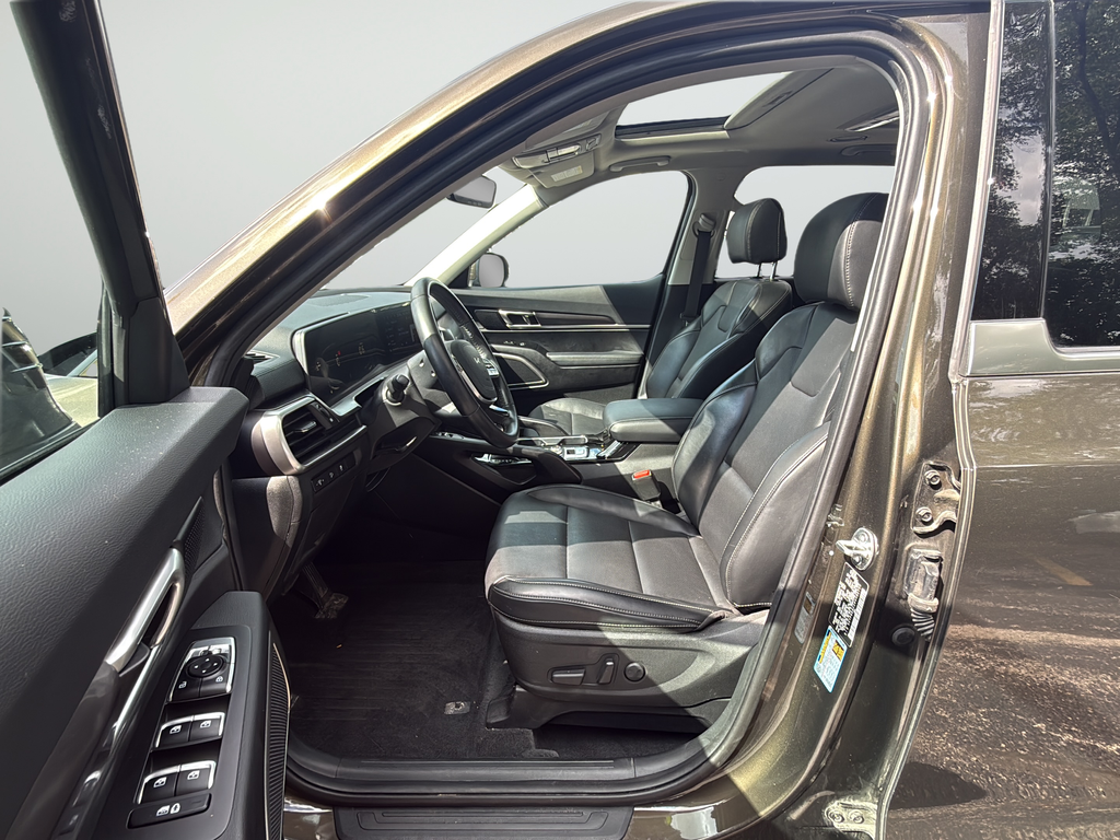 Used 2024 Green Kia S image 10