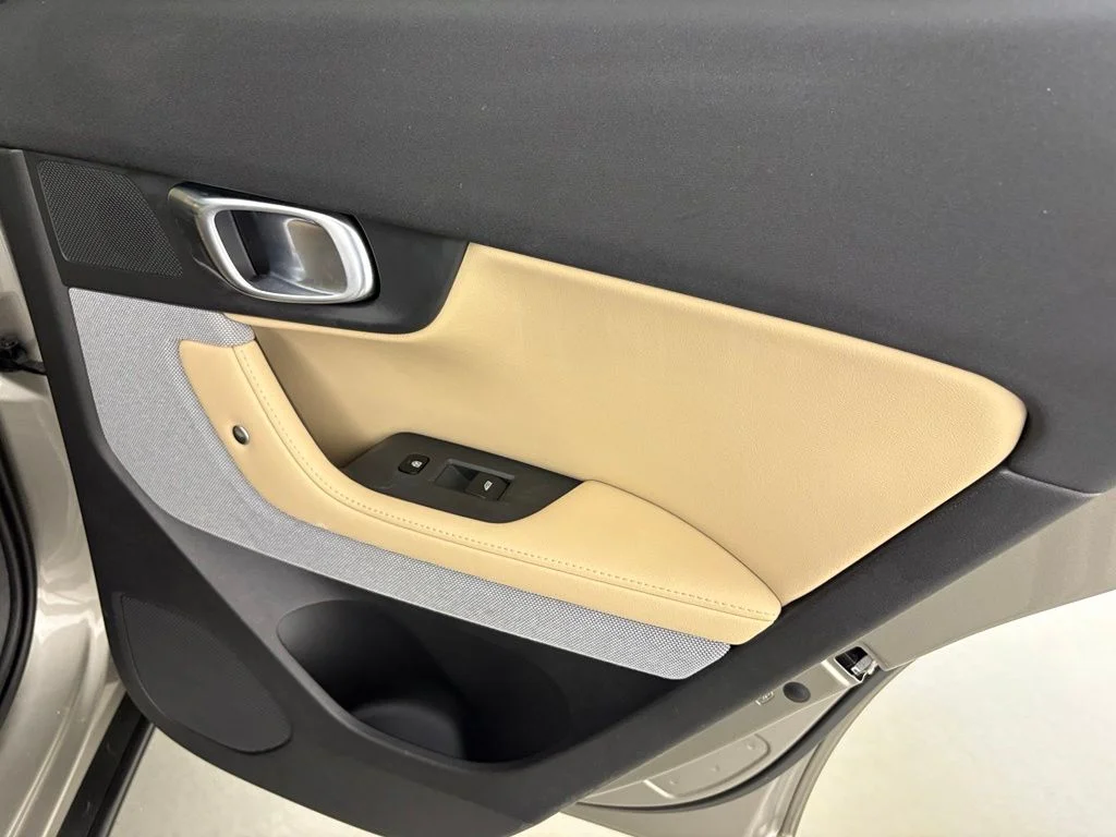 Used 2022 Gold Polestar Long Range Dual Motor image 38