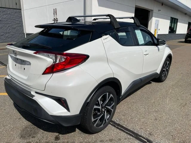 Used 2019 Blizzard Pearl w/Black Roof Toyota XLE image 3