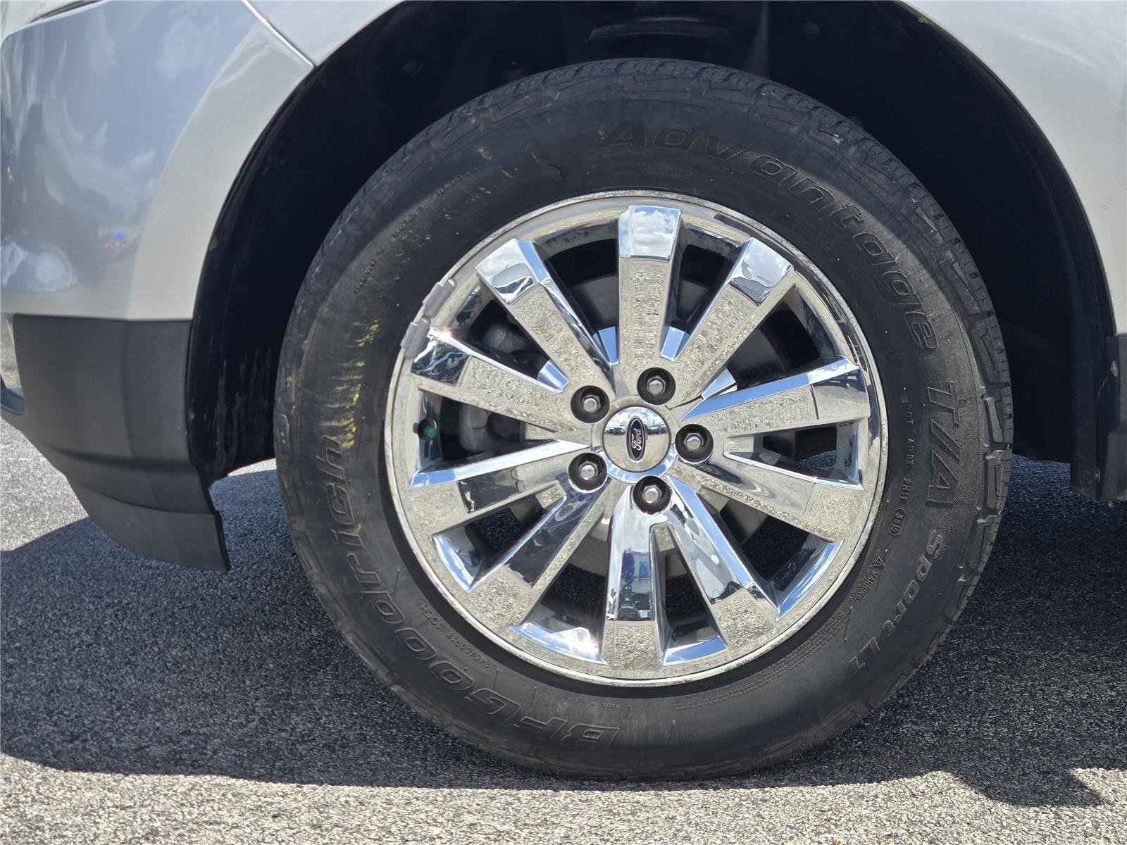 Used 2010 Ingot Silver Metallic Ford Limited image 11