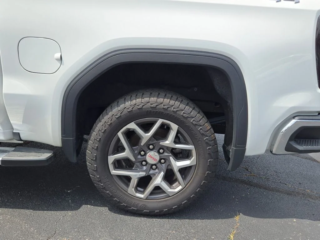 Used 2022 White GMC SLT image 20