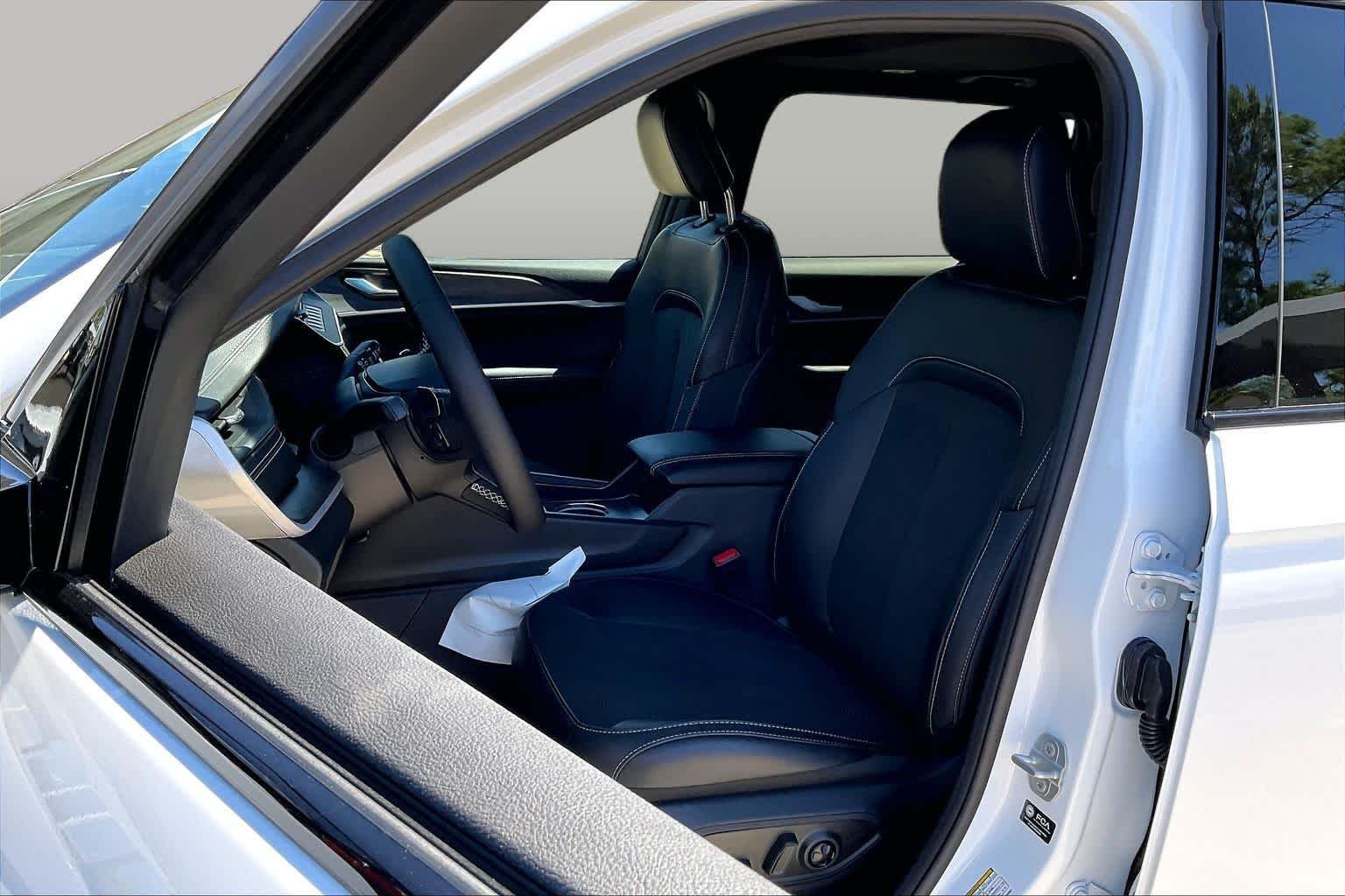 New 2027 Bright White Clear-Coat Paint Jeep Laredo Altitude image 9