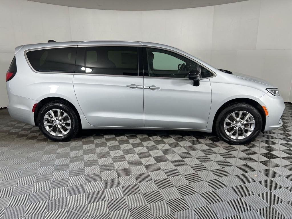 Used 2026 Silver Mist Clearcoat Chrysler Select image 12