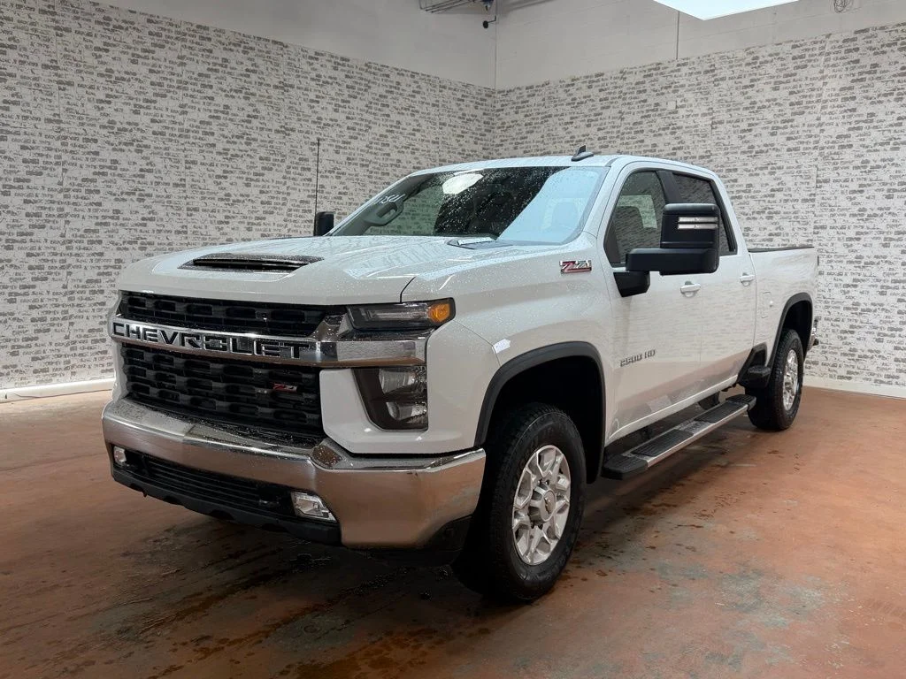 Used 2022 White Chevrolet LT image 3