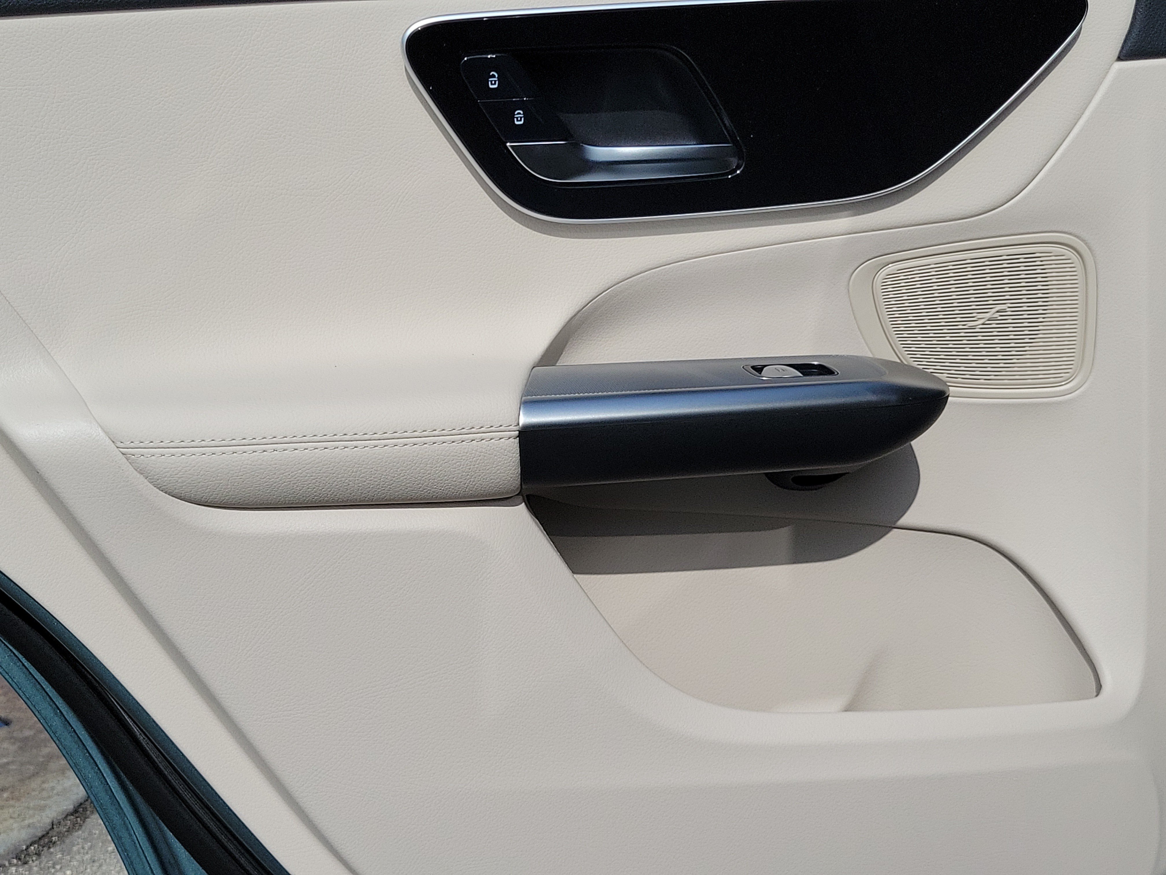 New 2026 Verde Silver Metallic Mercedes-Benz GLC 300 image 47