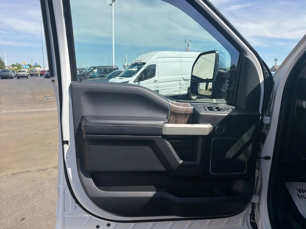 Certified Used 2017 White Platinum Clearcoat Metallic Ford Lariat image 21