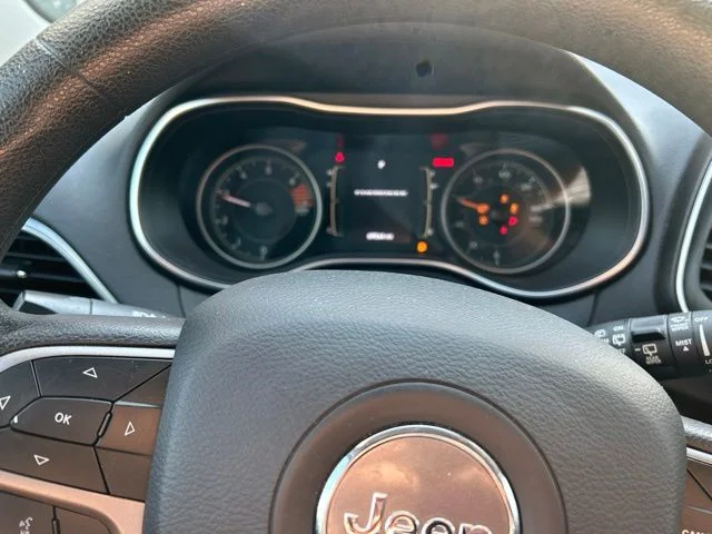Used 2019 Silver Jeep Latitude image 10