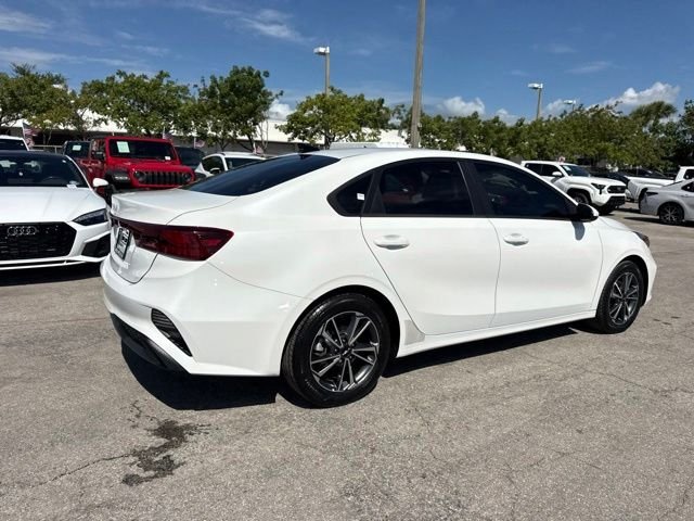 Used 2022 White Kia LXS image 3