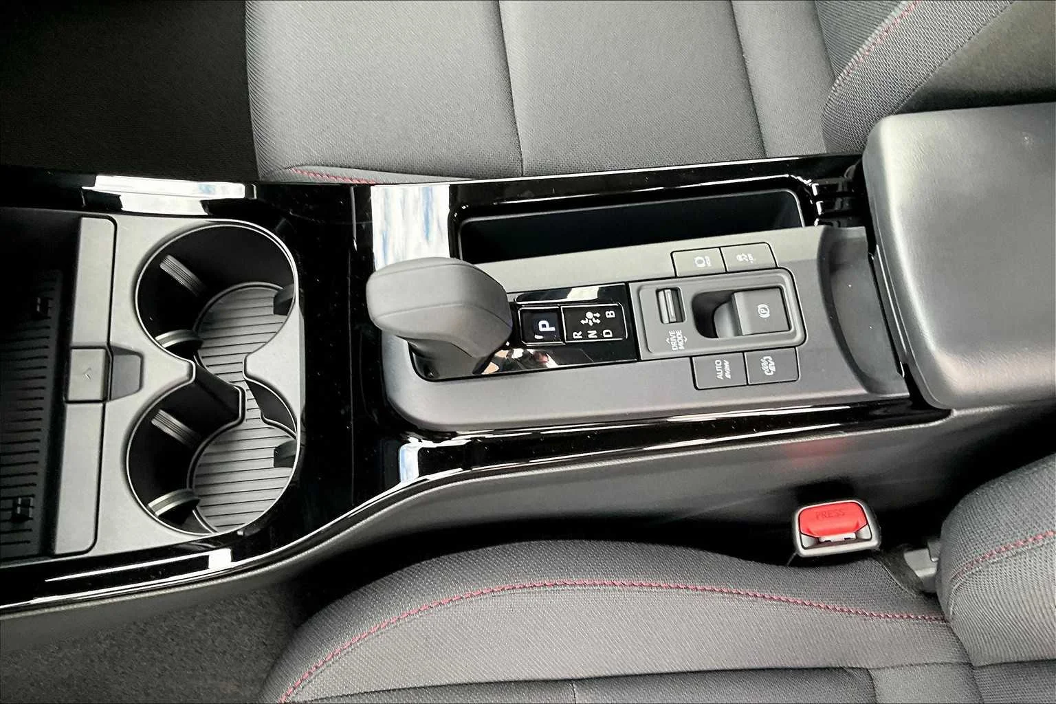 2026 Toyota Prius Plug-in Hybrid SE - Photo 7