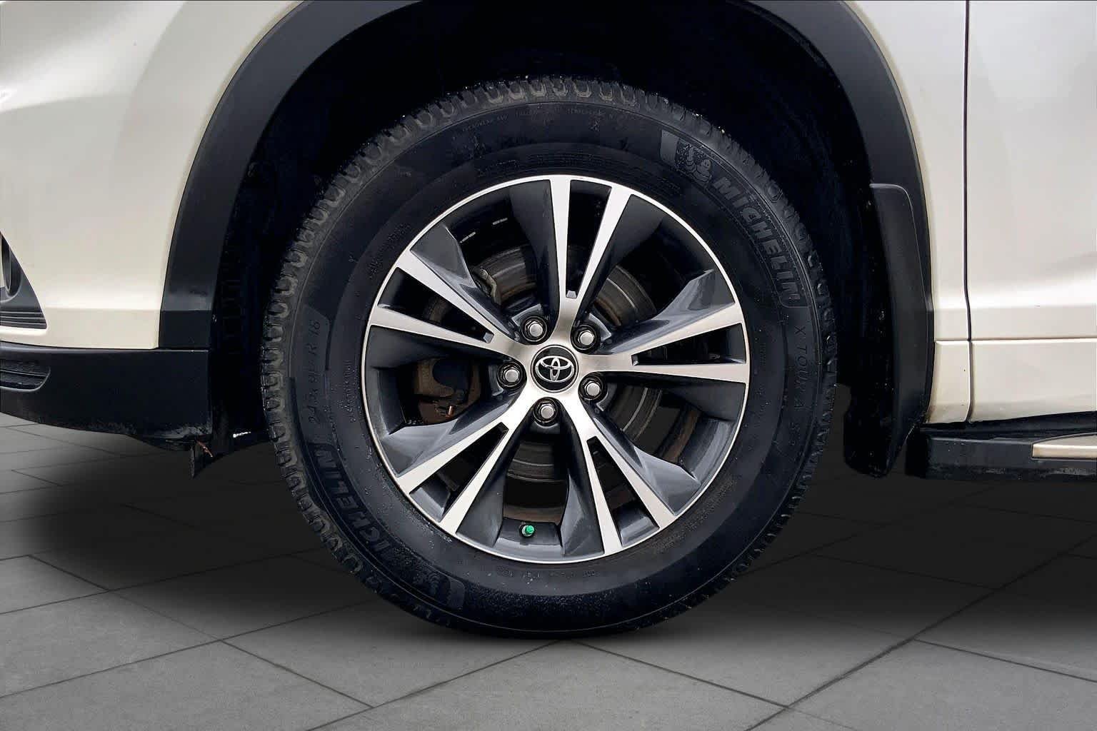 Used 2016 Blizzard Pearl Toyota XLE image 11