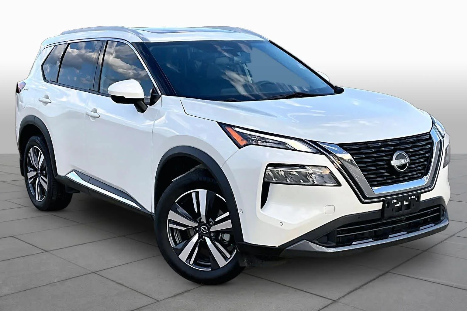 Used 2023 Pearl White Tricoat Nissan SL image 3