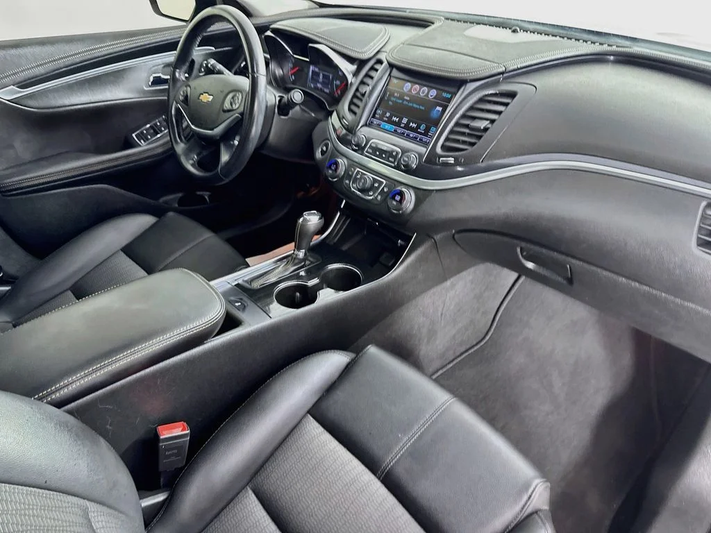 Used 2018 Blue Velvet Metallic Chevrolet LT image 34