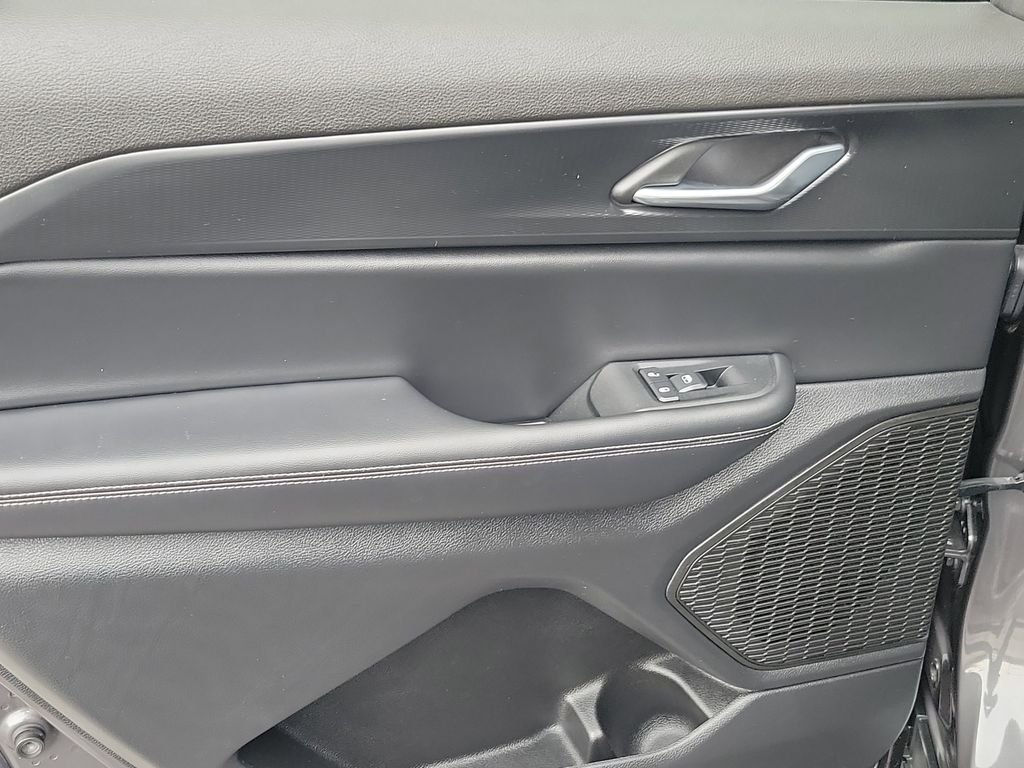 Certified Used 2025 Metallic Jeep Altitude X image 11