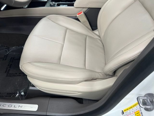 Used 2023 White Lincoln Standard image 14