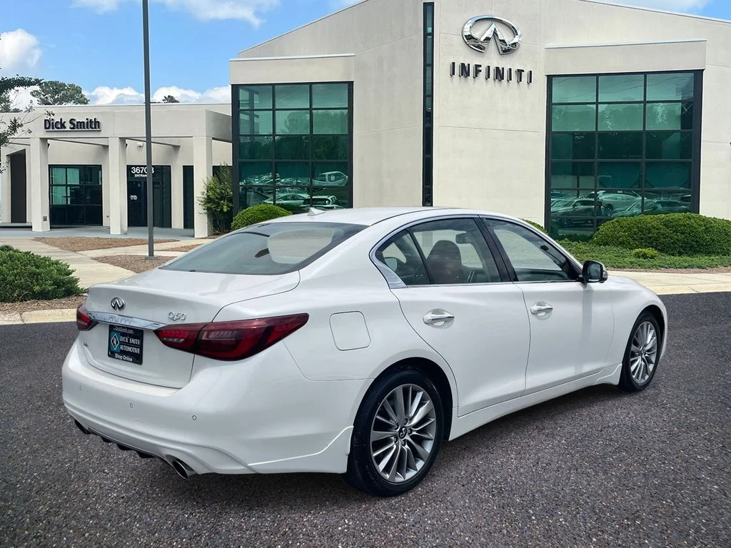 Used 2023 White INFINITI LUXE image 6