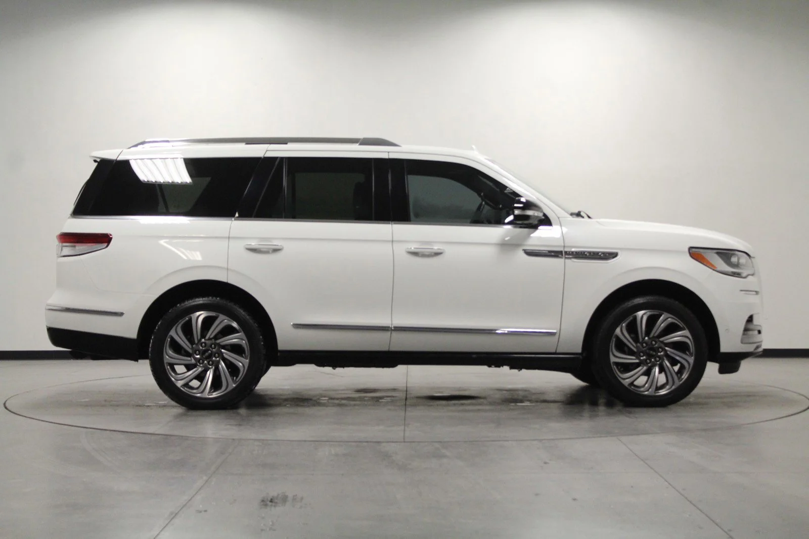 Used 2022 Pristine White Metallic Tri-Coat Lincoln Reserve image 3