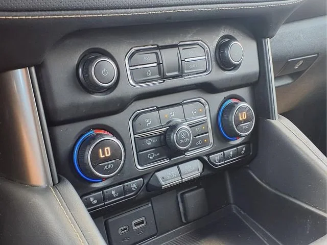 Used 2021 IRIDESCENT PEARL TRICOAT Chevrolet Premier image 6