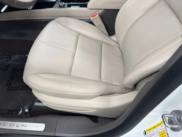 Used 2023 White Lincoln Standard image 14