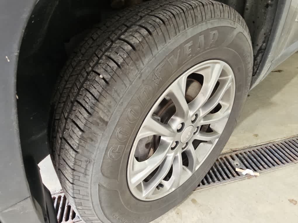 Used 2020 Granite Crystal Metallic Clearcoat Jeep Latitude Plus image 5