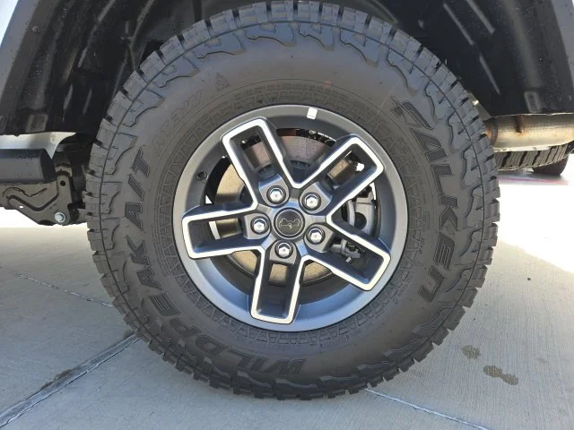 New 2026 Bright White Clear-Coat Exterior Paint Jeep Mojave image 19