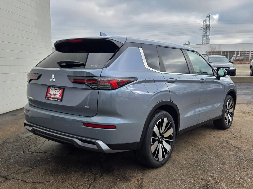 New 2026 Gray Mitsubishi SE image 11
