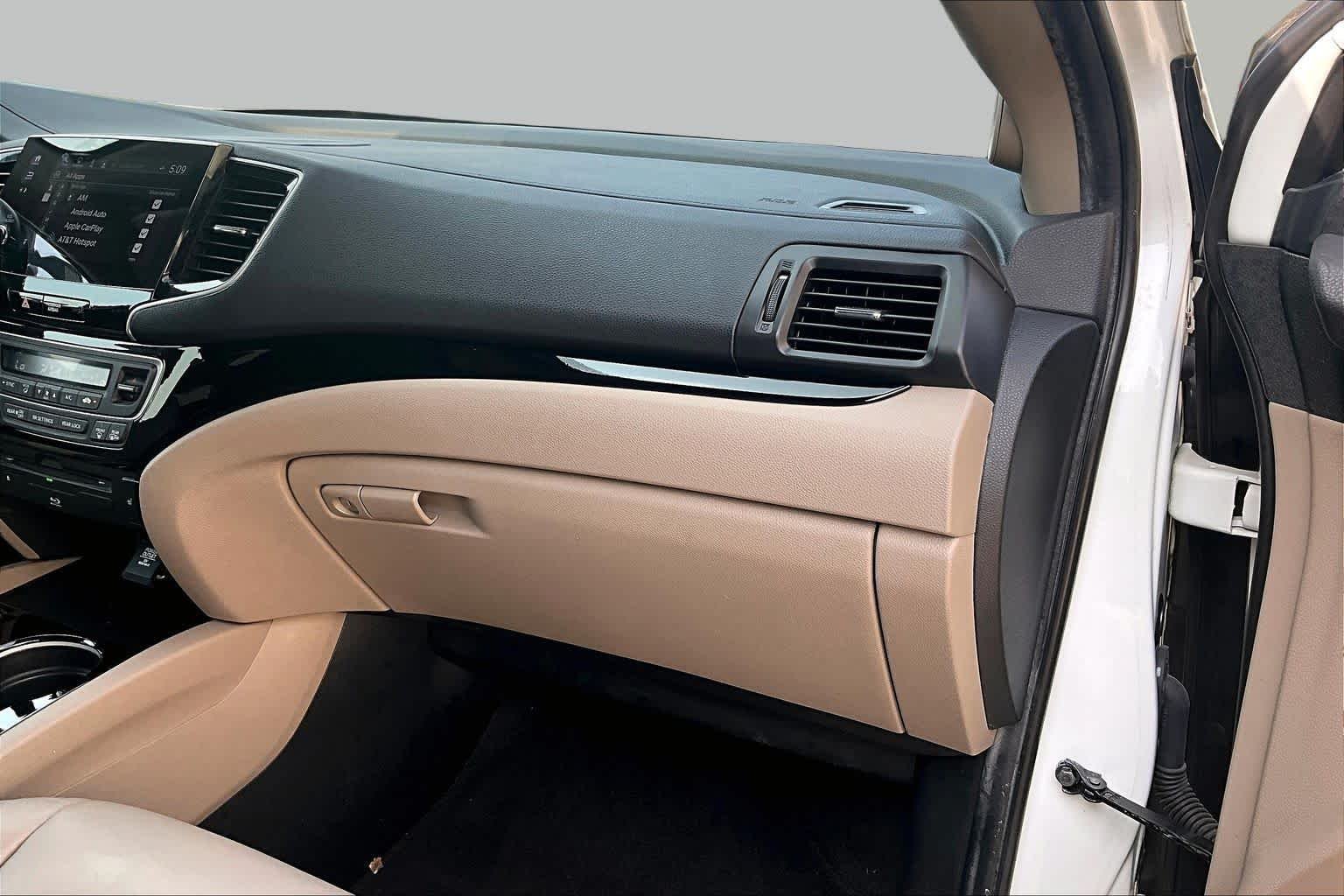 Used 2020 Platinum White Pearl Honda Touring 8-Passenger image 18