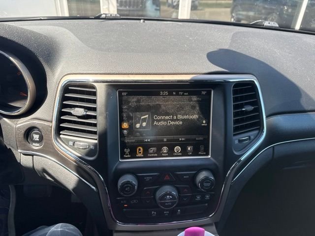 Used 2015 Silver Jeep Limited image 3