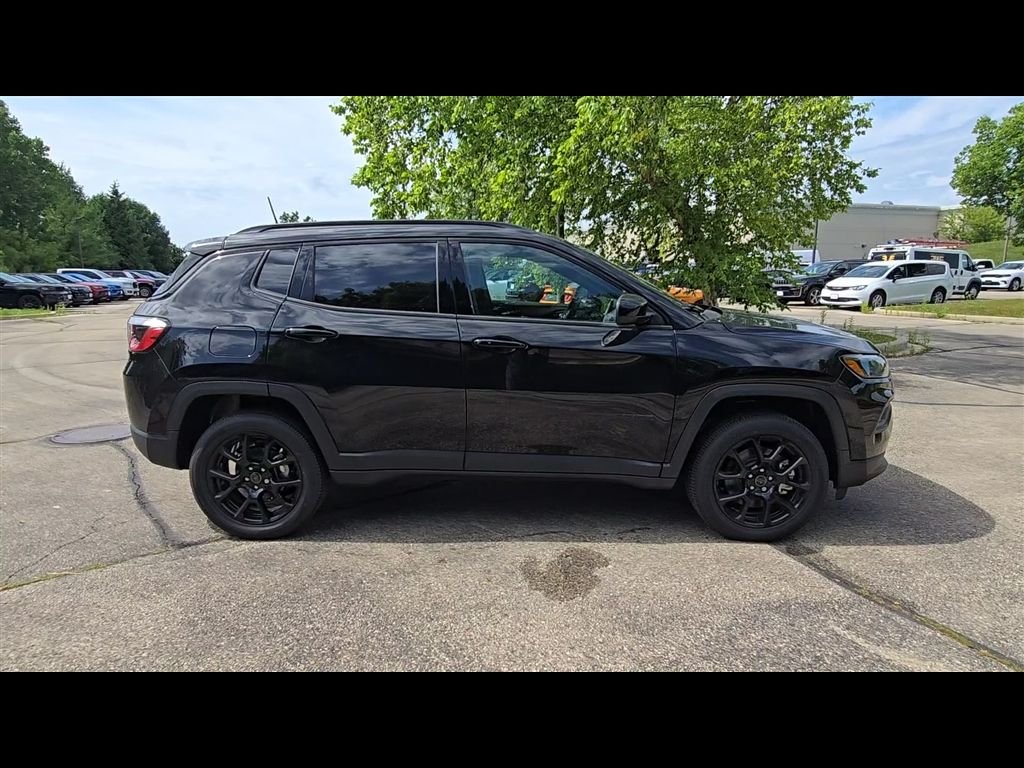 New 2026 Diamond Black Crystal Pearl-Coat Exterior Paint Jeep Altitude image 8