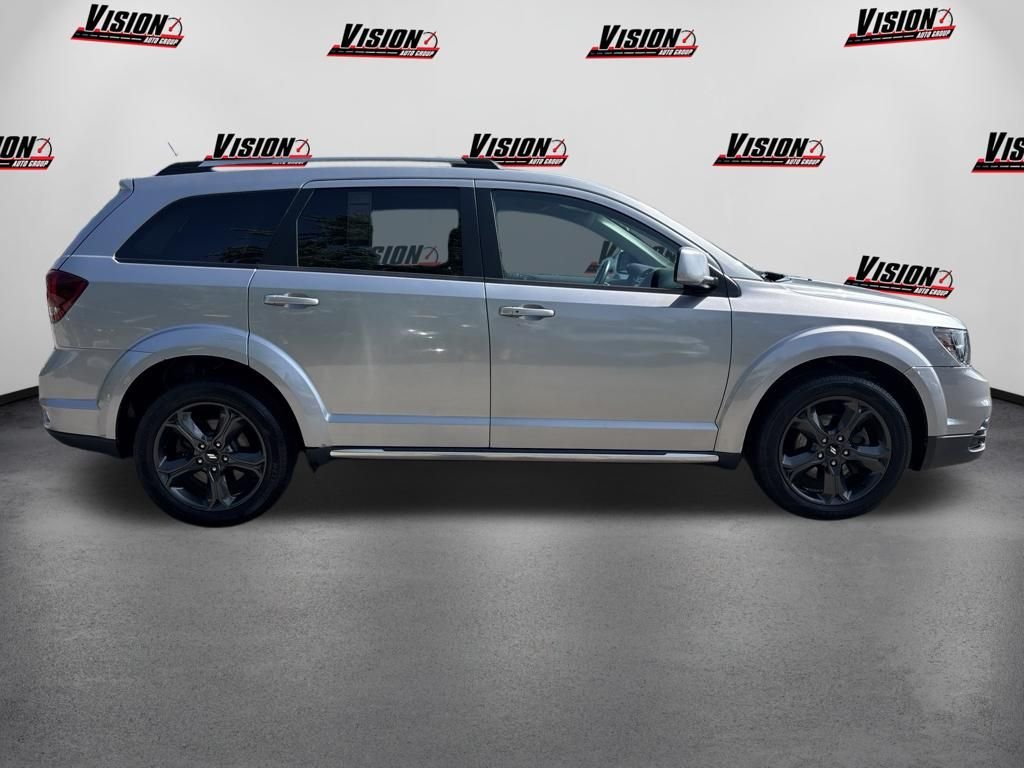 Used 2018 Silver Dodge Crossroad image 4
