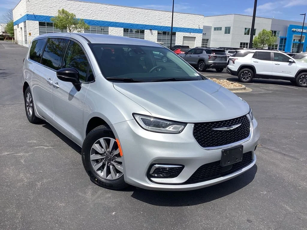 2024 Chrysler Pacifica Hybrid Select PHEV's photo