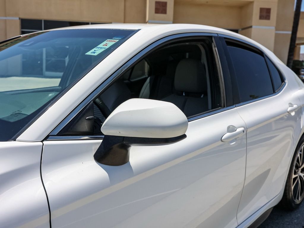 Used 2018 White Toyota SE image 11