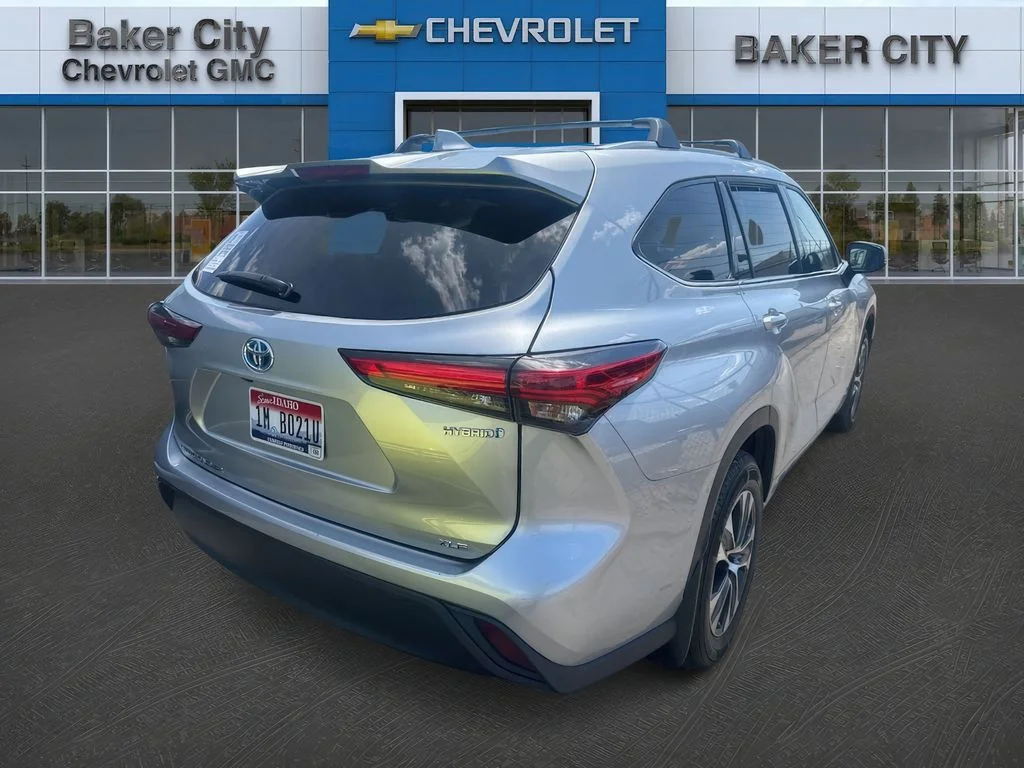 Used 2022 Celestial Silver Metallic Toyota Hybrid XLE image 4