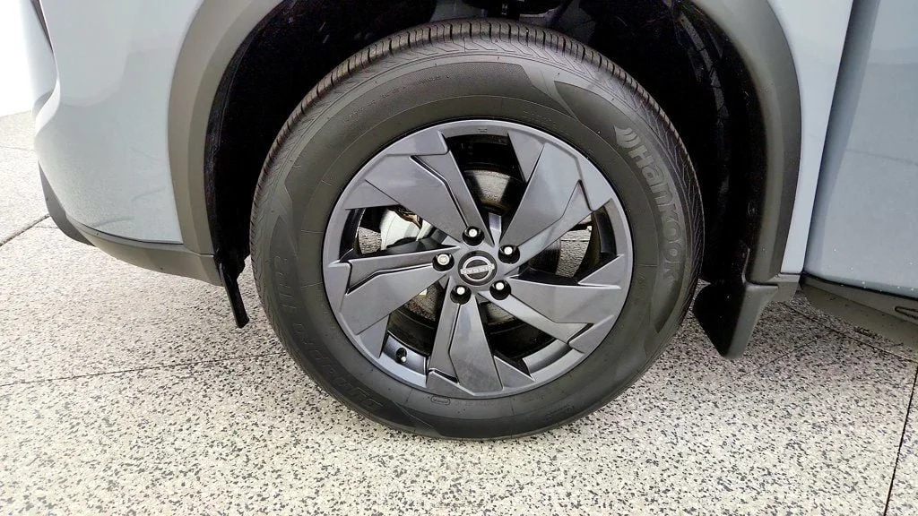 Used 2026 Boulder Gray Pearl Nissan 2026.5 AWD SV image 9