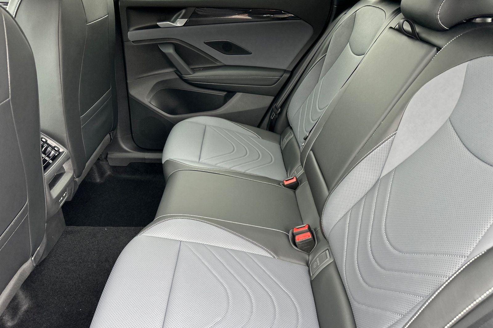 New 2026 Platinum Gray Metallic Volkswagen 2.0T SE R-Line Black image 12