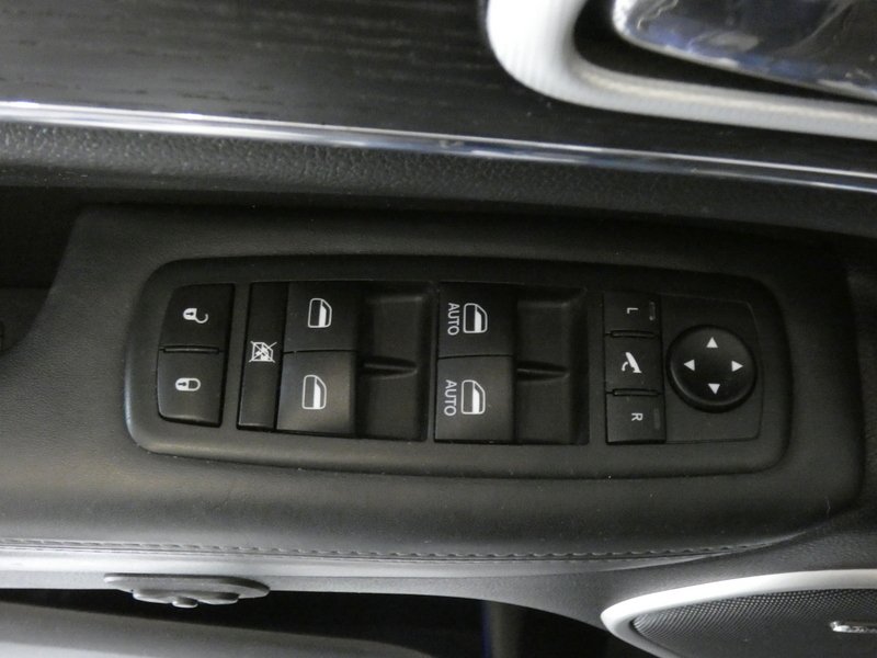 Used 2020 DIAMOND BLACK CRY Jeep 4d SUV 4WD Summit V6 image 24