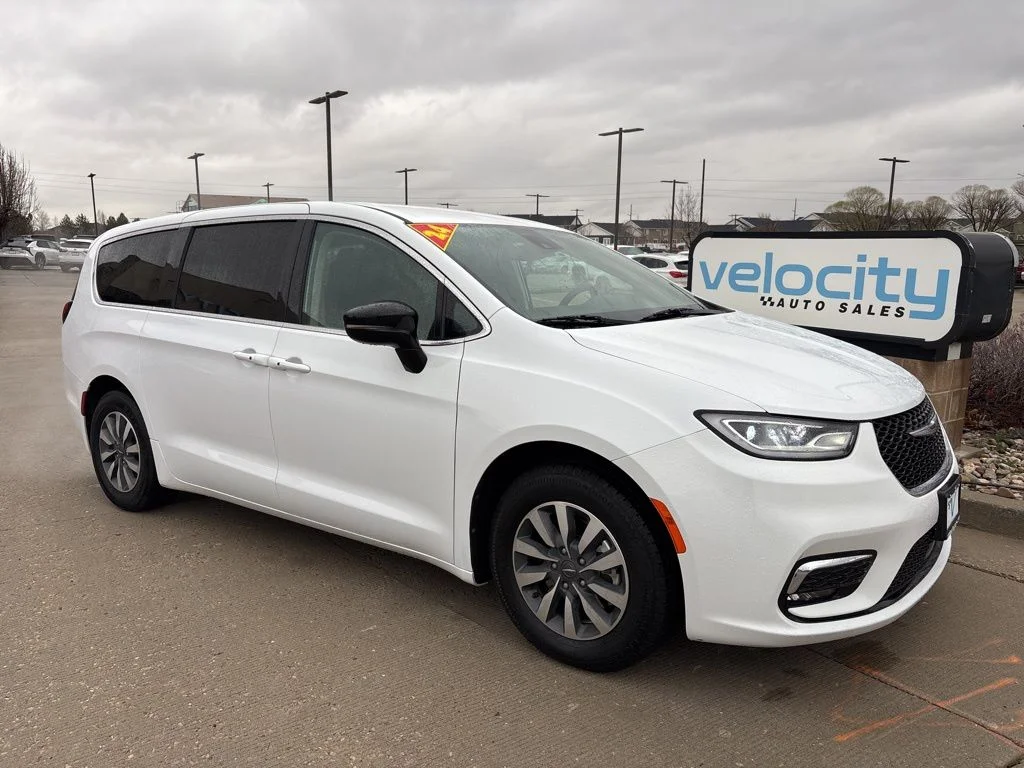 2024 Chrysler Pacifica Hybrid Select PHEV's photo